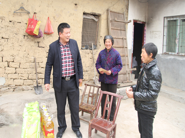 幫扶困難茶農(nóng)   送上新年慰問