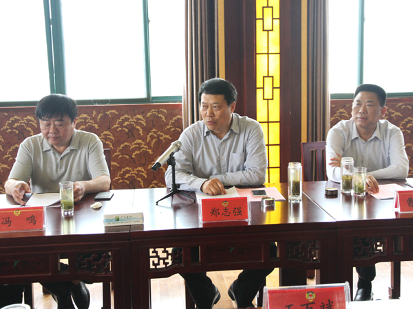 市政協(xié)領(lǐng)導(dǎo)及區(qū)領(lǐng)導(dǎo)在廣義茶印象園召開座談會(huì)