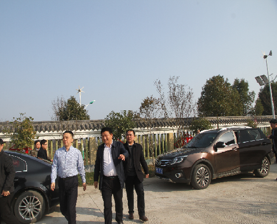 區(qū)委書記翟曉賓帶領(lǐng)相關(guān)單位負(fù)責(zé)同志來我司檢查督導(dǎo)環(huán)湖路“十大茶坊”建設(shè)