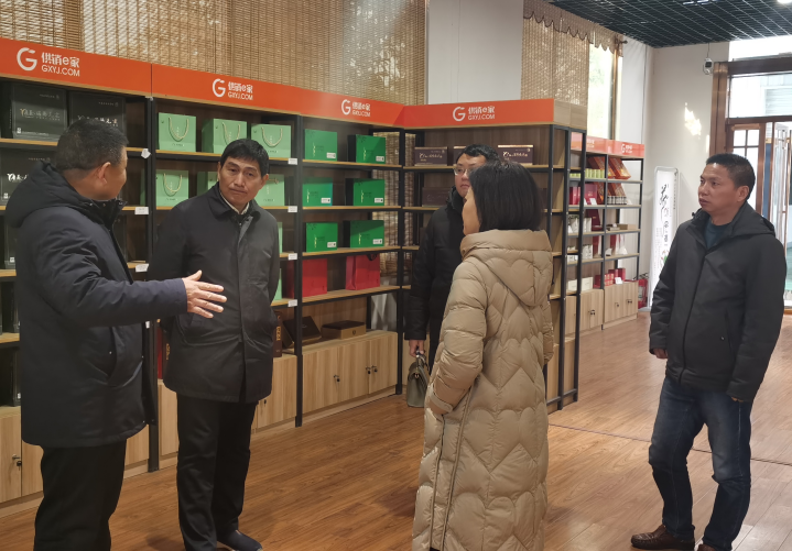 2022年2月22日，信陽(yáng)市供銷(xiāo)社領(lǐng)導(dǎo)一行來(lái)廣義茶園視察指導(dǎo)工作